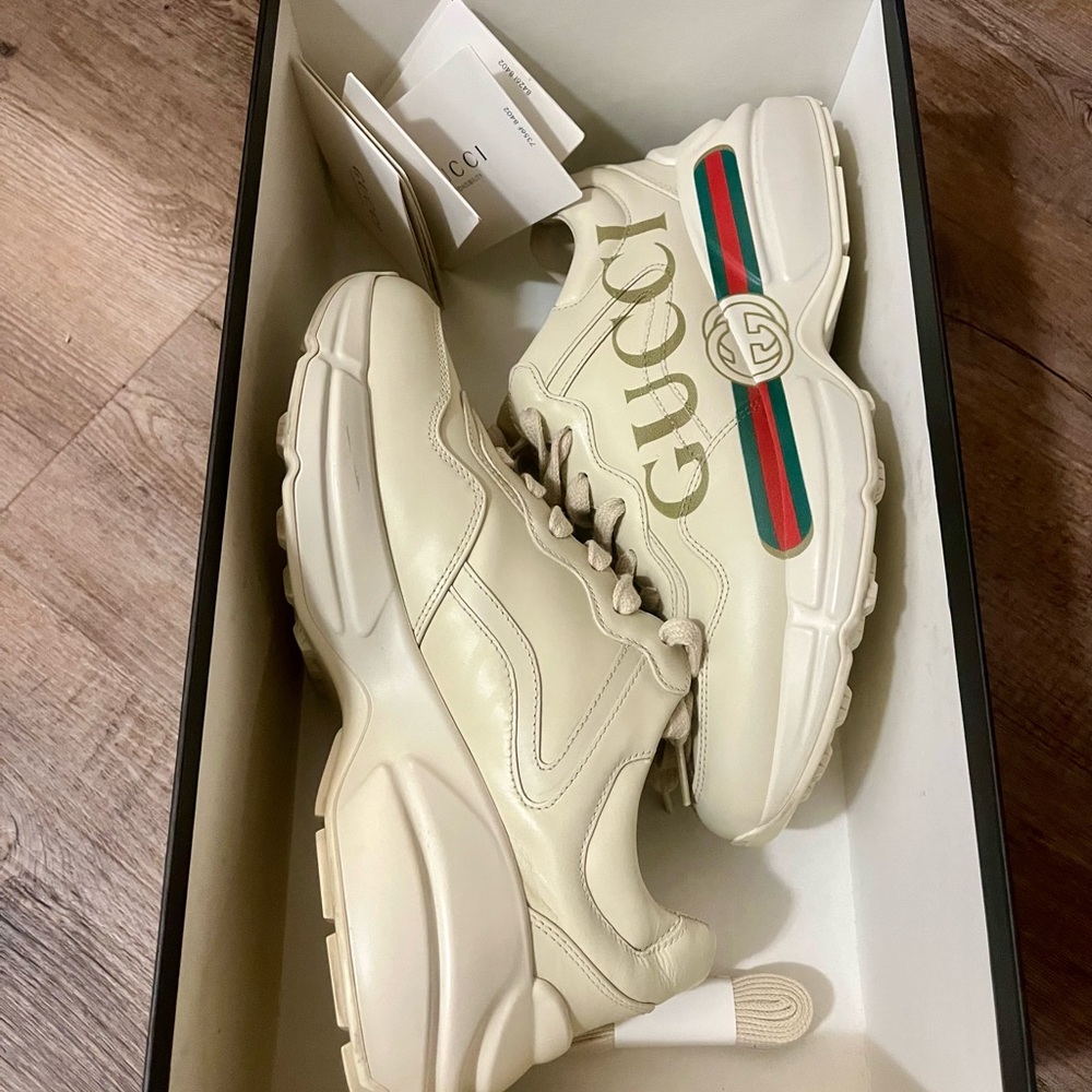 Gucci Off-White Sneakers with Logo and Stripe